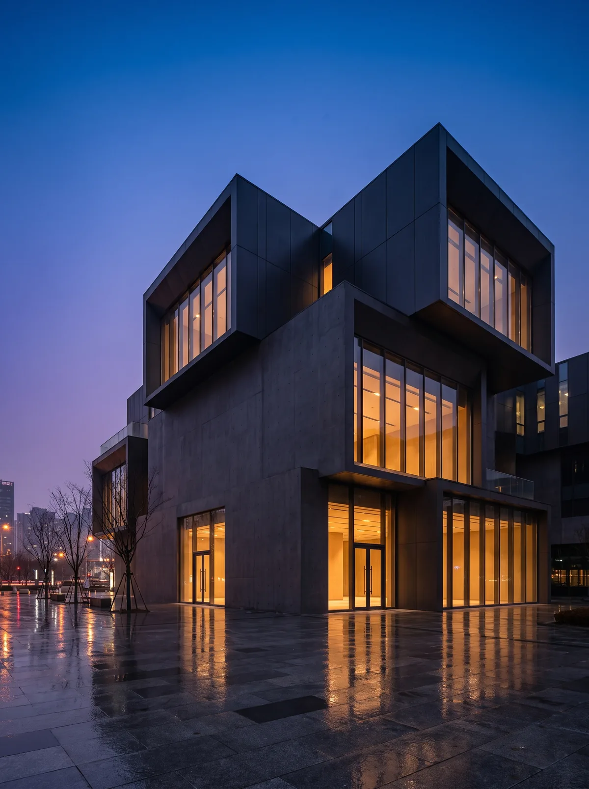 Beleuchtetes modernes Geschäftsgebäude in der Abenddämmerung