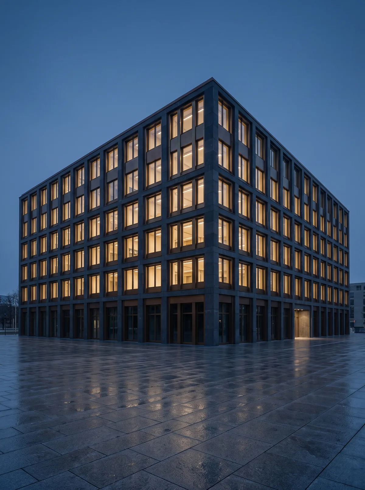 Bestandsgebäude mit massiver Steinfassade im Abendlicht